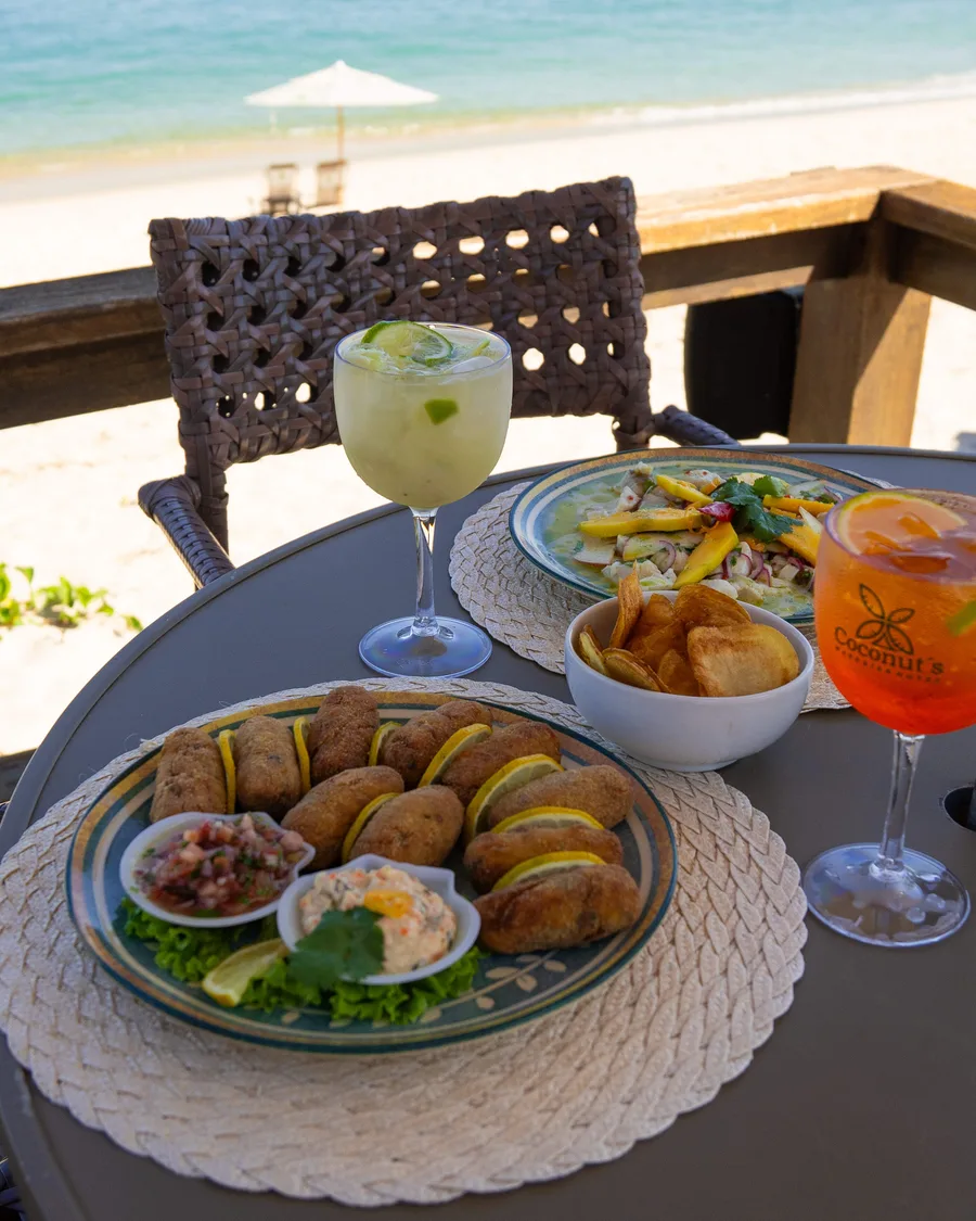 Gastronomia servida no deck do hotel