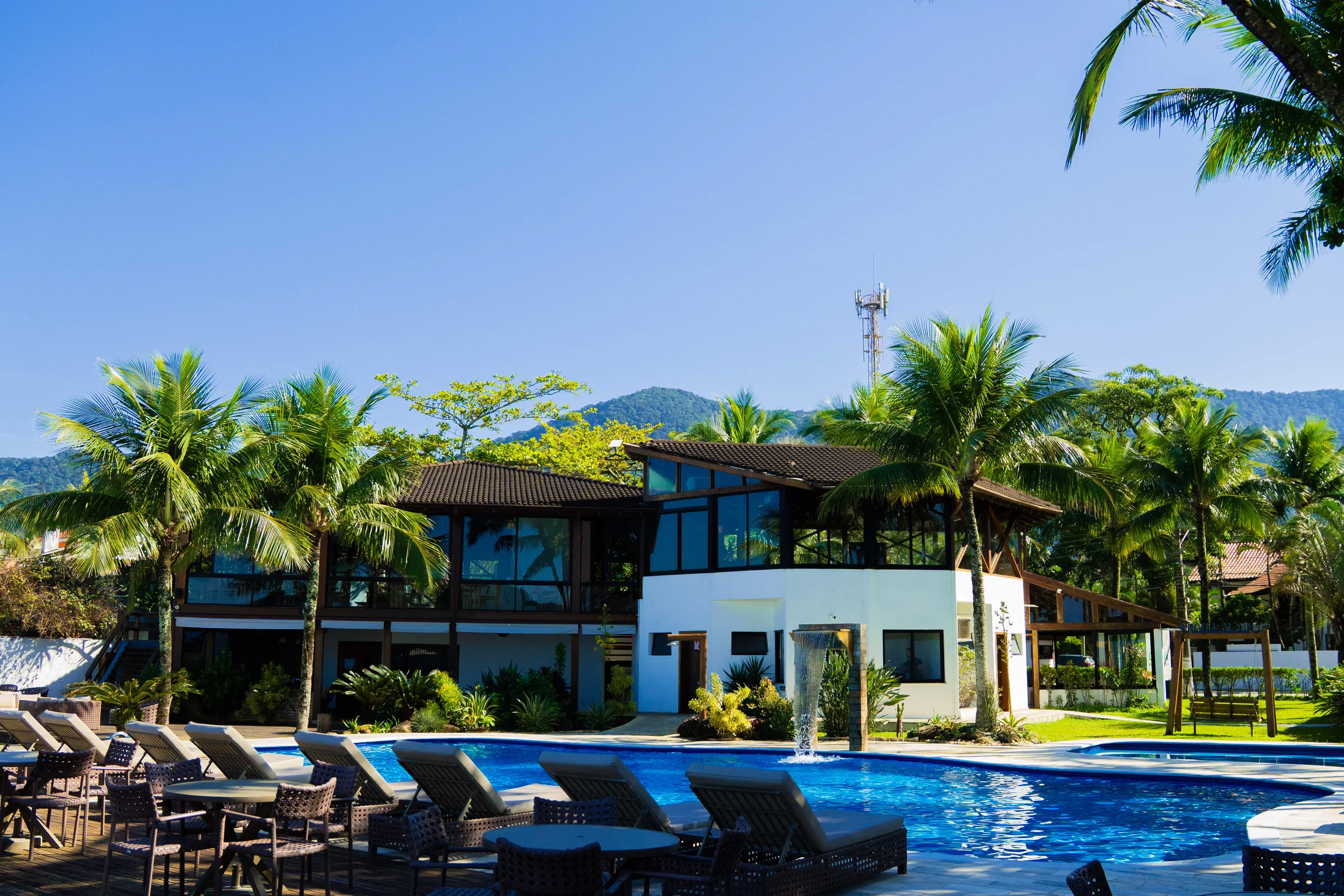 Fachada e área de lazer do Coconut's Maresias Hotel