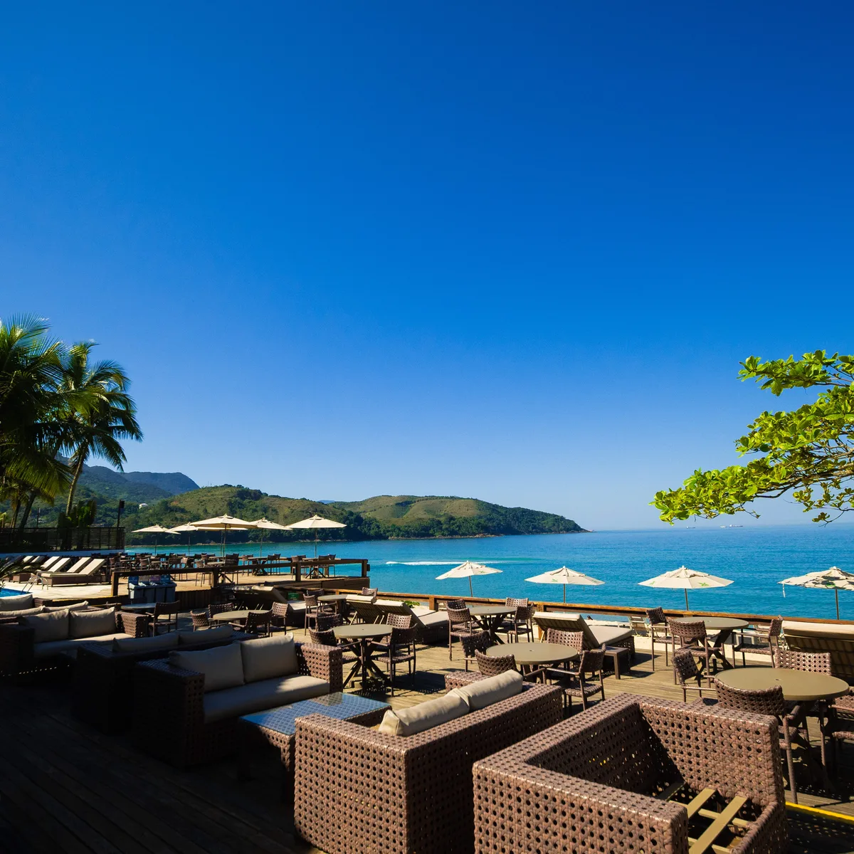 Deck do hotel de frente para a praia